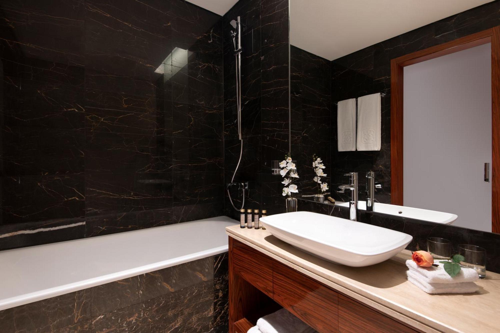Hotel The Bentley Luxury &